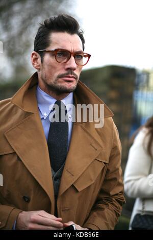 David Gandy trägt Brille und Trenchcoat während der Mens Fashion Week. London Jan 2016 Street Style ***nur für redaktionelle Zwecke*** Stockfoto