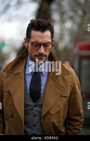 David Gandy trägt Brille und Trenchcoat während der Mens Fashion Week. London Jan 2016 Street Style ***nur für redaktionelle Zwecke*** Stockfoto