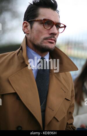 David Gandy trägt Brille und Trenchcoat während der Mens Fashion Week. London Jan 2016 Street Style ***nur für redaktionelle Zwecke*** Stockfoto