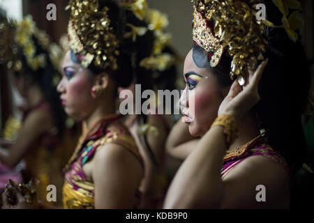 Traditionelle balinesische legong Tänzer während der Vorbereitung vor der Show Backstage in Ubud, Bali, Indonesien. Stockfoto