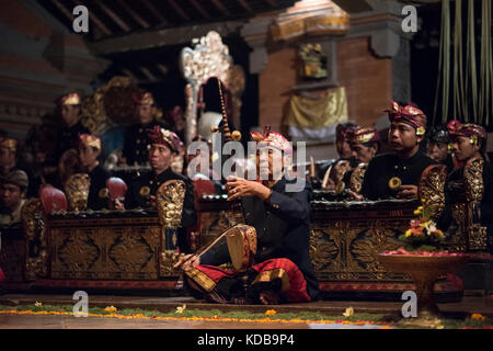 Eine traditionelle balinesische Musik Band mit einem legong Dance Show, Ubud, Bali, Indonesien. Stockfoto