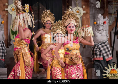 Traditionelle balinesische legong Tänzer in einem Theater in Ubud, Bali, Indonesien. Stockfoto