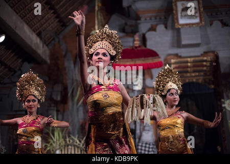 Traditionelle balinesische legong Tänzer in einem Theater in Ubud, Bali, Indonesien. Stockfoto