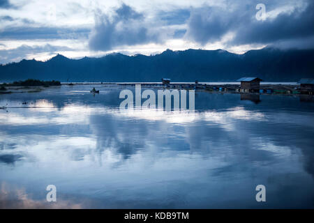 Ein Fischer in seinem Boot am See buyan, Bali, Indonesien. Stockfoto