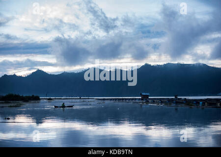 Ein Fischer in seinem Boot am See buyan, Bali, Indonesien. Stockfoto