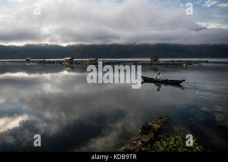 Ein Fischer in seinem Boot am See buyan, Bali, Indonesien. Stockfoto