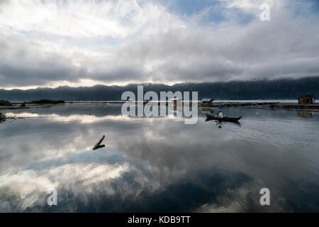 Ein Fischer in seinem Boot am See buyan, Bali, Indonesien. Stockfoto