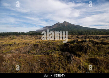 Berg in der Nähe Lake Buyan, Bali, Indonesien. Stockfoto