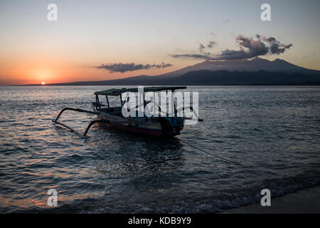 Ein holzboot bei Sonnenaufgang in Gili Air, Gili Inseln, Indonesien günstig. Stockfoto