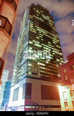 New York City - 22 Juni 2007: Morgan Stanley Sitz an 1585 Broadway im Times Square bei Nacht. Stockfoto