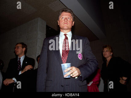 Ein jugendliches Aussehen Arkansas Gouverneur Bill Clinton wartet seine Umdrehung backstage vor einer Rede zu Georgia Demokraten im Jahr 1992. Stockfoto