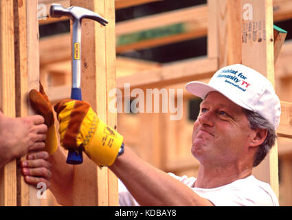 Präsident Bill Clinton arbeitet, um ein Haus in einen Lebensraum für Menschlichkeit Haus in Atlanta, Georgia Rahmen. Der Build enthalten freiwillige wie Bill, Che Stockfoto