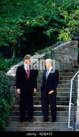 Der ehemalige Präsident Jimmy Carter verleiht seine Unterstützung für die demokratischen Gouverneur Bill Clinton im Jahr 1992, als Clinton machte sein erstes Gebot für das Weiße Haus. t Stockfoto