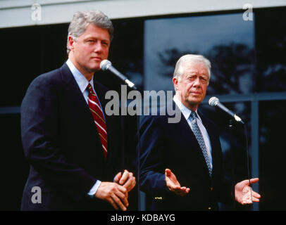 Der ehemalige Präsident Jimmy Carter unterstützt den demokratischen Gouverneur Bill Clinton 1992, als Clinton sein erstes Gebot für das Weiße Haus abgab. Stockfoto