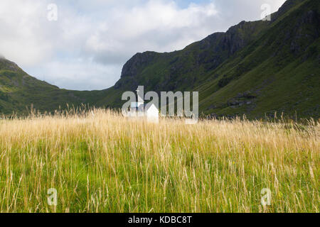 Kleine weiße Kapelle auf dem Friedhof in der Nähe der Insel Bostad, Lofoten, Norwegen Stockfoto