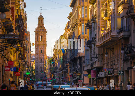 Valencia Stadt Spanien, Blick entlang der Calle de la Paz in Richtung des barocken Santa Catalina Kirchturms im historischen Zentrum von Valencia, Spanien. Stockfoto