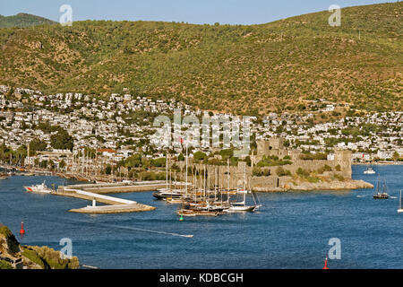 Schloss von St. Peter in Bodrum und Hafeneinfahrt, Provinz Mugla, Türkei. Stockfoto