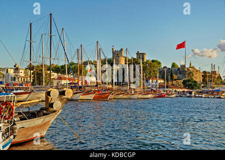 Hafen und Schloss von St. Peter in Bodrum, Provinz Mugla, Türkei. Stockfoto