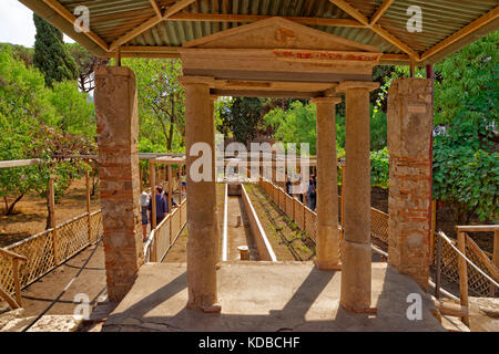 Garten und Wasser Laufe des Octavius Quarto Haus auf den Ruinen der römischen Stadt Pompeji in Cortona, in der Nähe von Neapel, Italien. Stockfoto