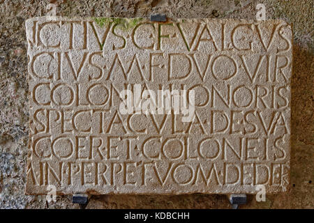 Eingraviert in lateinischer Schrift Mauerwerk am Amphitheater in den Ruinen der römischen Stadt Pompeji in Cortona, in der Nähe von Neapel, Italien. Stockfoto
