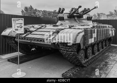 Kiew, Ukraine - Oktober 11, 2017: Waffe des Krieges in der Ukraine. Bekämpfung der Maschine nach Namen strage (Sentinel) während des Messegeländes. schwarz-weiss Fotografie Stockfoto