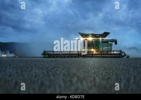 Ernte Mähdrescher während der Nacht Stockfoto
