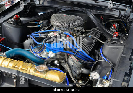 Sitzung des klassischen amerikanischen Autos, in Torrejon de Ardoz (Madrid - Spanien). leistungsstarke V8-Motor von Ford Mustang (erste Generation) Stockfoto