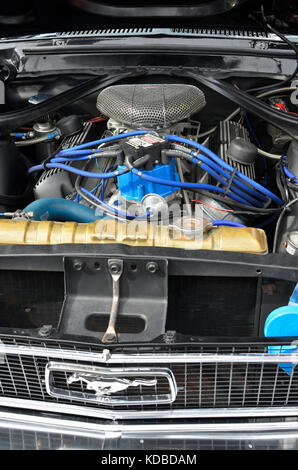 Sitzung des klassischen amerikanischen Autos, in Torrejon de Ardoz (Madrid - Spanien). leistungsstarke V8-Motor von Ford Mustang (erste Generation) Stockfoto