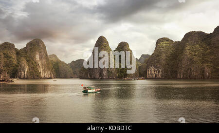 Boot in der Halong Bucht Stockfoto