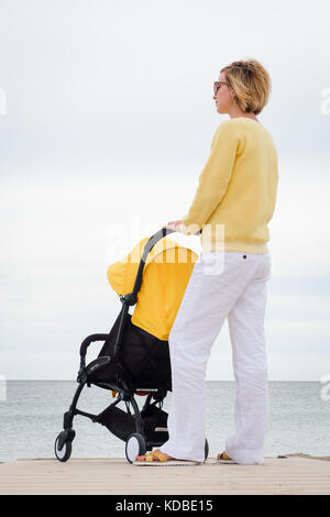 Mutter weg suchen durch das Meer Stockfoto