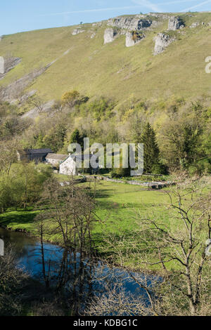 Spektakuläre Aussicht von monsal Leiter des Flusses Wye durch monsal Dale, Derbyshire, England fließend, entually das derwent zu erfüllen Stockfoto