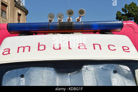 Lichter und Hörner der Krankenwagen Stockfoto
