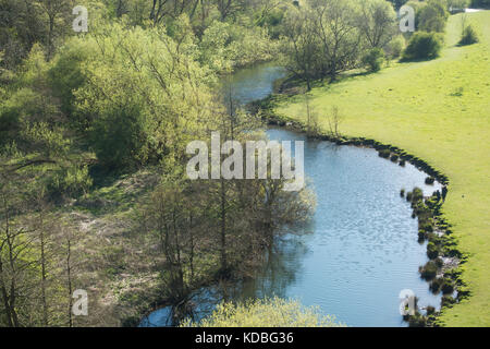 Spektakuläre Aussicht von monsal Leiter des Flusses Wye durch monsal Dale, Derbyshire, England fließend, entually das derwent zu erfüllen Stockfoto