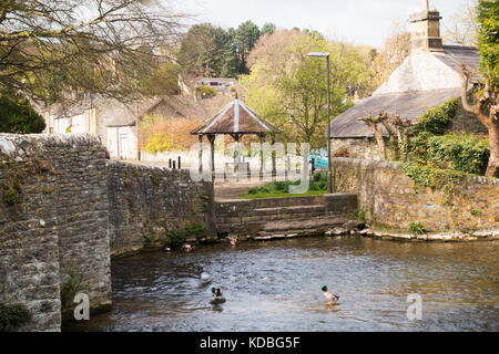 Ashford-im-Wasser, einem Dorf in der Grafschaft Derbyshire Peak District, England, am Fluss Wye, bekannt für die Gewinnung von Ashford in schwarzem Marmor Stockfoto