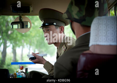 UN militaire nous escorte à la DMZ et poste frontière des deux Corées le 7 octobre 2012. Militärische eskorte uns zur DMZ und Grenzposten zwischen den beiden Stockfoto