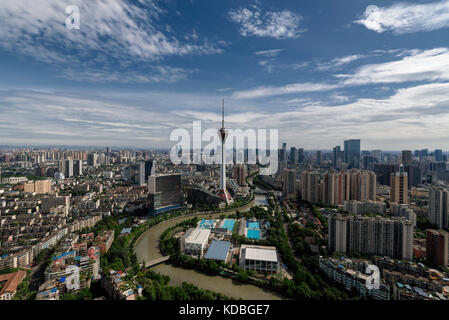 Chengdu, Provinz Sichuan, China - Juli 6, 2017: Sichuan TV Tower und Downtown Skyline bei Tageslicht Stockfoto