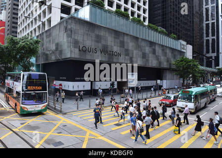 Hong-Kong. 2016/05/27. Stadtbild mit Fußgänger auf einem Zebrastreifen, Verkehr und Bus in Pacific Place, an der Unterseite des Louis Vuitton bo Stockfoto