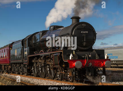 Leander 45690, in BR Ende 1940, ausgekleidet schwarze Lackierung, an der Küste zum Coast Express in Milford Loop, North Yorkshire, Großbritannien, 30. Juli 2016. Stockfoto