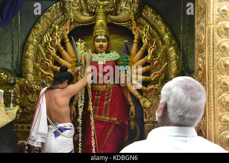 Singapur. Serangoon Road, Little India, Gläubiger, ein Angebot in der hinduistischen Tempel Sri Veeramakaliamman, Kali, die Göttin gewidmet Stockfoto