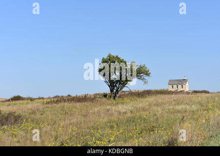 Ein Zimmer schoolhouse - Fox Creek Schule, hohes Gras Wiese, Flint Hills Region, Strong City, Kansas USA Stockfoto