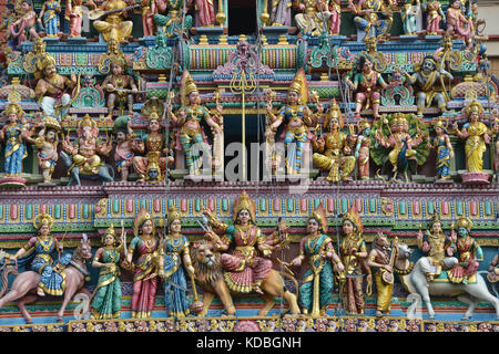 Singapur. Serangoon Road, Little India, Skulpturen und Statuen auf die äußere Fassade der hinduistischen Tempel Sri Veeramakaliamman, K gewidmet Stockfoto