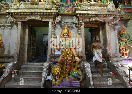 Singapur. Serangoon Road, Little India, die Gläubigen an der hinduistischen Tempel Sri Veeramakaliamman, Kali, die Göttin der Zeit, Kreation, D gewidmet Stockfoto