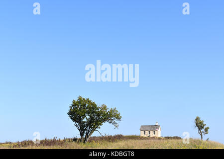 Ein Zimmer schoolhouse - Fox Creek Schule, hohes Gras Wiese, Flint Hills Region, Strong City, Kansas USA Stockfoto