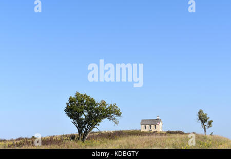 Ein Zimmer schoolhouse - Fox Creek Schule, hohes Gras Wiese, Flint Hills Region, Strong City, Kansas USA Stockfoto