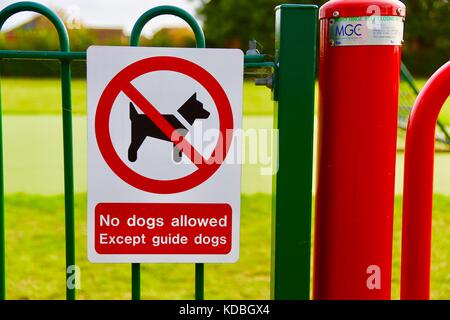 Hunde sind nicht erlaubt, außer Blindenhunde - Abmahnung durch den Park Gate an der Eiche Wiese im Kesgrave, Suffolk. Stockfoto