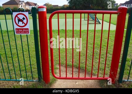 Hunde sind nicht erlaubt, außer Blindenhunde - Abmahnung durch den Park Gate an der Eiche Wiese im Kesgrave, Suffolk. Stockfoto