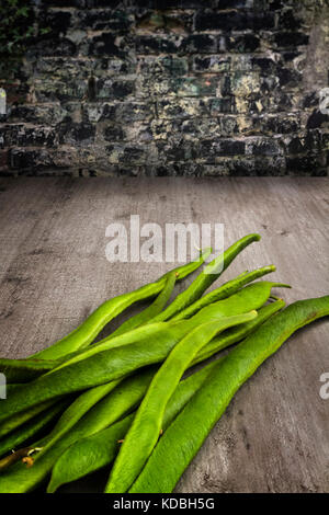 Frische runner Bohnen auf einem Holztisch Stockfoto