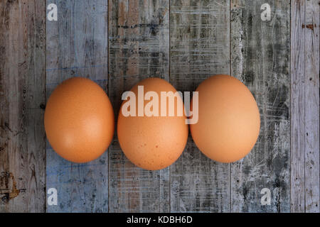 Baum braun huhn eier auf einem Holztisch Stockfoto