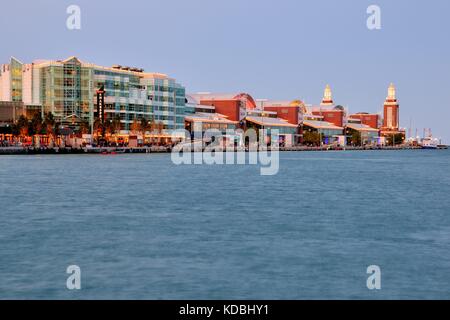 Chicago's Navy Pier beleuchtet, wie die Nacht über die Stadt fällt. Chicago, Illinois, USA. Stockfoto