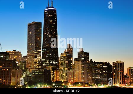 Nacht beginnt die Dämmerung über der Skyline von Chicago entlang der North Michigan Avenue und Lake Shore Drive zu überwinden. Chicago, Illinois, USA. Stockfoto